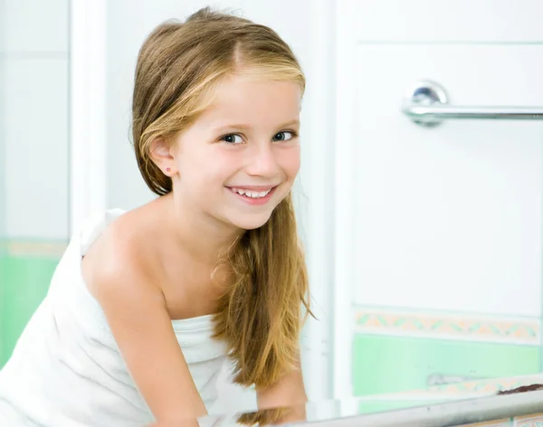 Niedliches kleines Mädchen beim Waschen — Stockfoto