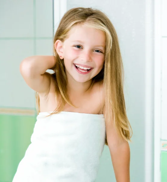 Schattig klein meisje wassen — Stockfoto