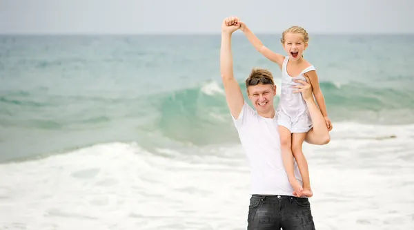Glücklicher Vater und seine kleine Tochter — Stockfoto
