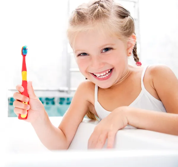 小女孩在刷牙 — 图库照片