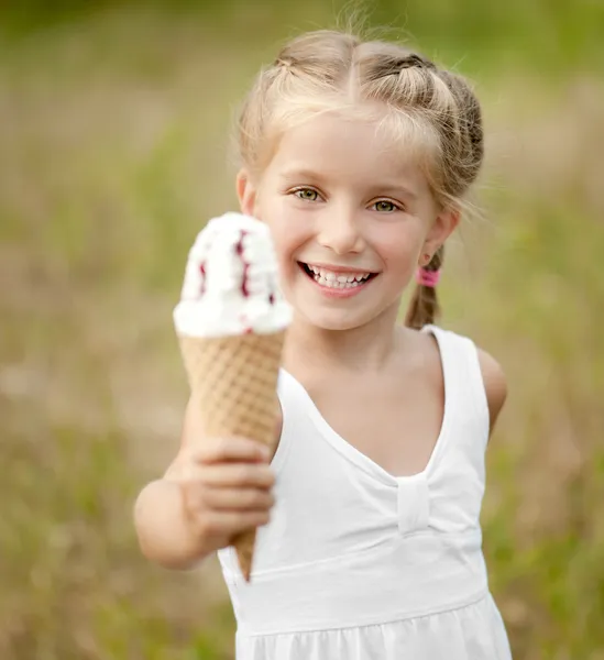 Meisje met consumptie-ijs — Stockfoto