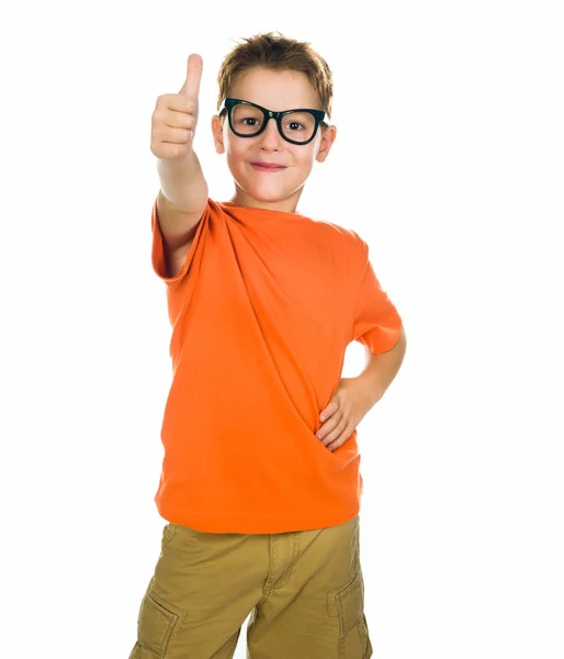 Menino com óculos mostra o polegar — Fotografia de Stock