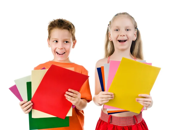 Malé děti s barevný papír — Stock fotografie