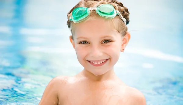 Chica en piscina — Foto de Stock