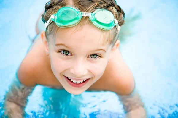 Yüzme havuzunda küçük bir kız Stok Resim