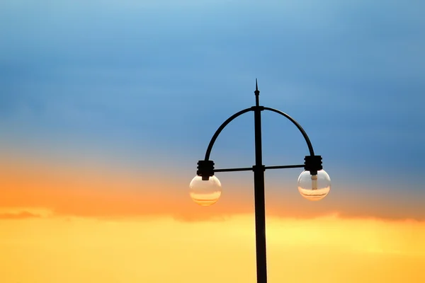 夕方の空における街路灯 — ストック写真