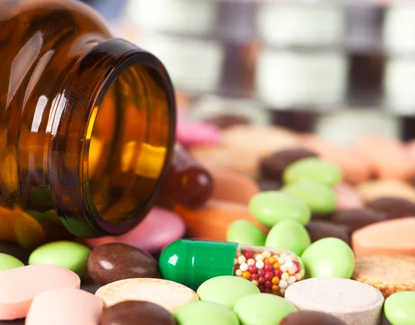 Heap de comprimidos coloridos — Fotografia de Stock