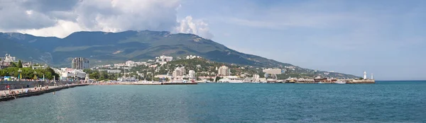 Letní pohled mořského pobřeží. Jalta pláž. Černé moře, Ukrajina — Stock fotografie
