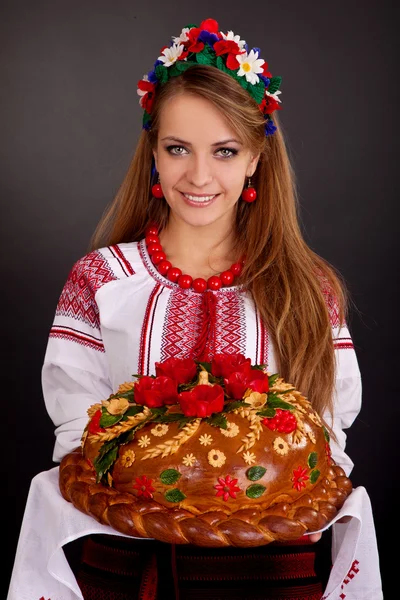 Giovane donna in abiti ucraini, con ghirlanda e pane rotondo — Foto Stock
