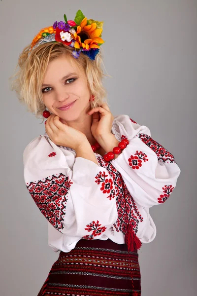 魅力的な女性はウクライナの国民の服を着ています。 — ストック写真