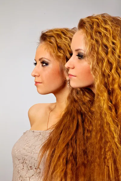 Två systrar twin kvinnor vänner — Stockfoto