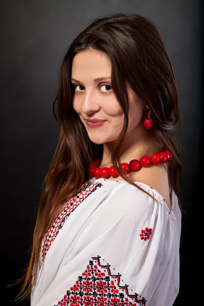 Attraktiv kvinna bär ukrainska nationella klänning — Stockfoto