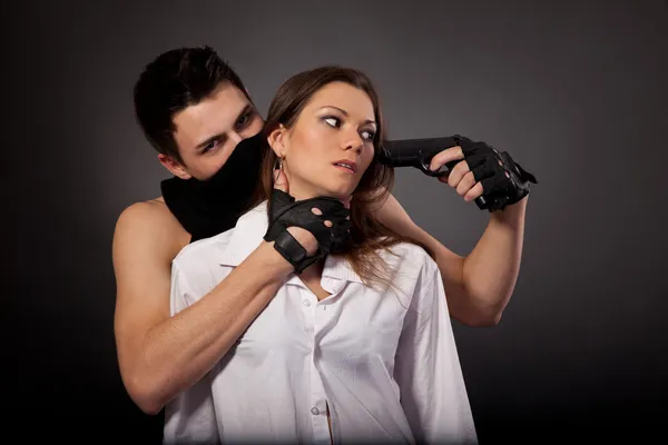 Man neemt een mooie vrouw als gijzelaar — Stockfoto