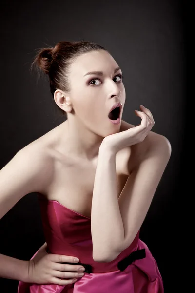 Retrato de uma jovem mulher com uma expressão surpreendente — Fotografia de Stock