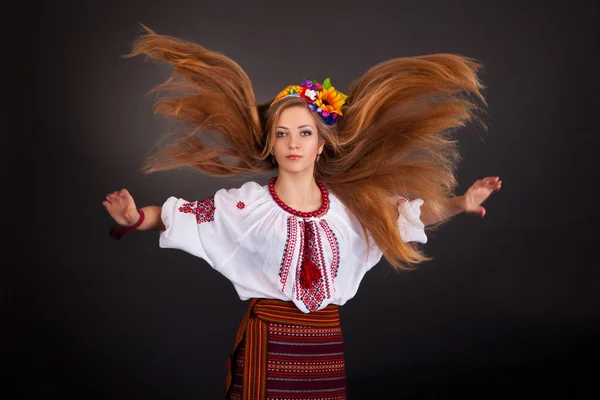 Porträtt av en vacker flicka med flygande brunt hår. kvinnan bär — Stockfoto