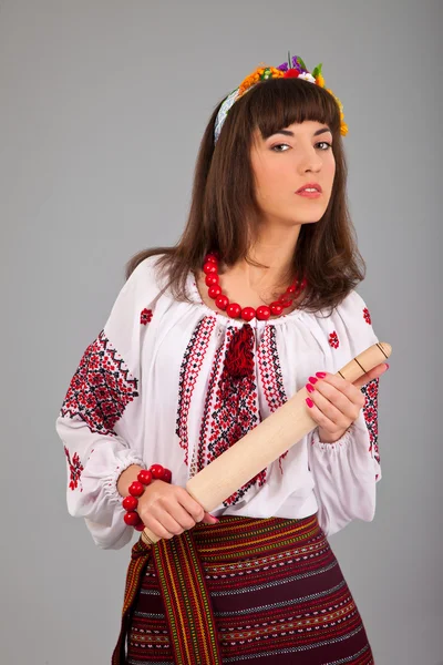 Atraktivní žena nosí ukrajinské národní kroj — Stock fotografie