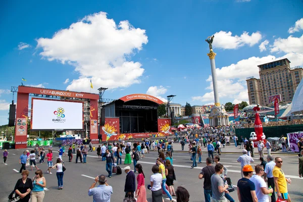 Fanzone and Palace of Culture in Kiev on June 8, 2012. Kiev will — Stock Photo, Image