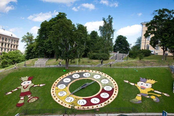 KIEV,UKRAINE - JUNE 8: Clock flowerbed is estabished in Kiev as — Stock Photo, Image