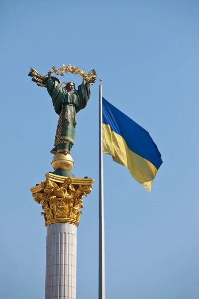 O monumento da independência e bandeira ucraniana em Kiev, Ucrânia, E — Fotografia de Stock