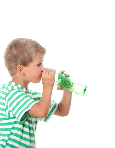 Junge trinkt Wasser — Stockfoto