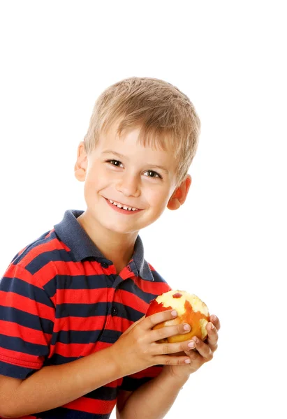 사과를 들고 있는 소년 — 스톡 사진