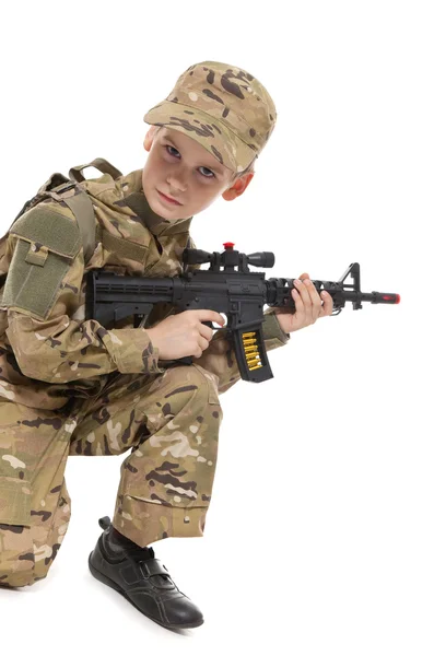 Молодой солдат с винтовкой — стоковое фото