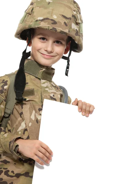 Joven soldado sosteniendo un cartel — Foto de Stock