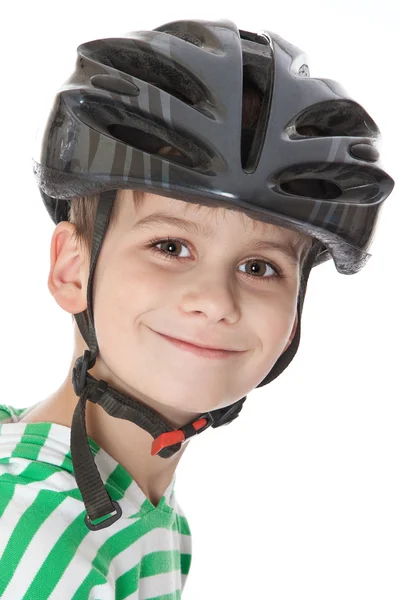 Мальчик-велосипедист в шлеме — стоковое фото