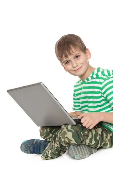 Niño sosteniendo un ordenador portátil — Foto de Stock