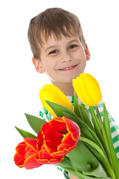 Ung pojke anläggning tulpaner — Stockfoto