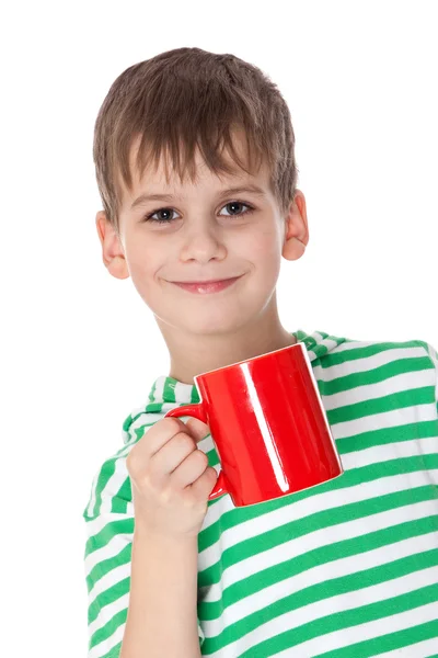 Menino segurando um copo vermelho — Fotografia de Stock