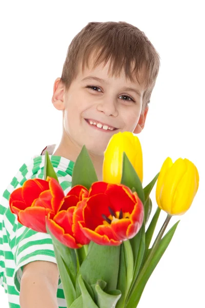 Ung pojke anläggning tulpaner — Stockfoto