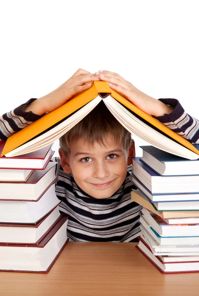 男子生徒と白い背景で隔離の書籍のヒープ — ストック写真