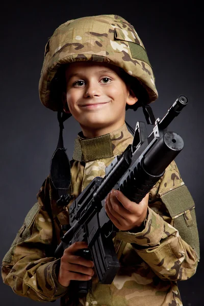 Giovane soldato con fucile — Foto Stock