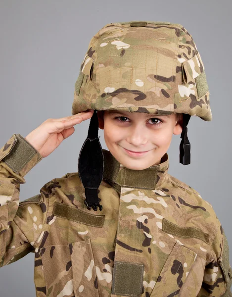 Saluant le soldat. Jeune garçon habillé comme un soldat — Photo