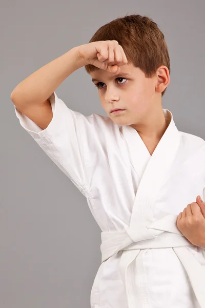 Karate menino em kimono branco lutando — Fotografia de Stock