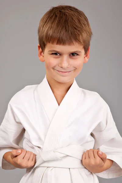 Karate chico en blanco kimono lucha —  Fotos de Stock