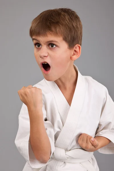 Karate chłopiec w białym kimono walki — Zdjęcie stockowe