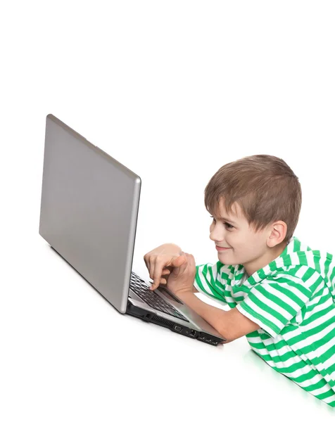 Pojken håller en laptop Stockbild