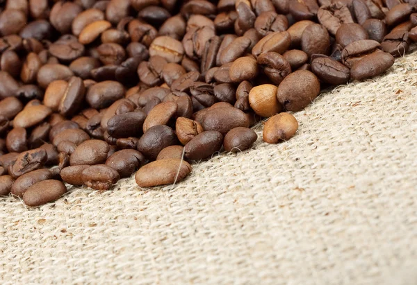 Hnědá pražená kávová zrna. — Stock fotografie