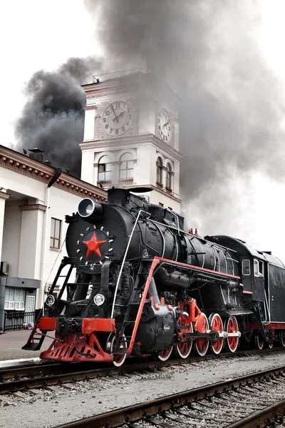 Velho trem a vapor está saindo de uma estação — Fotografia de Stock
