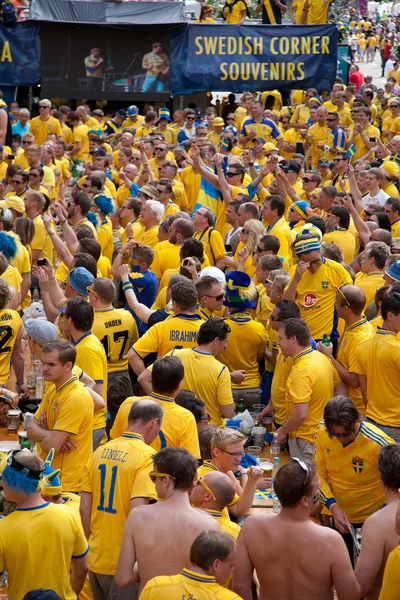 KYIV, UKRAINE - JUNE 15: Sweden and Ukrainian fans arrive in the — Stock Photo, Image