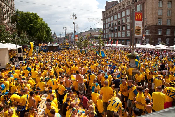 Kyjev, Ukrajina - 15. června: Švédsko a ukrajinské fanoušci dorazí v — Stock fotografie