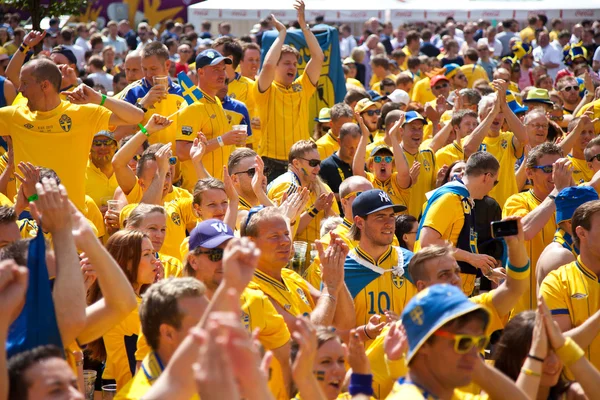 КИЕВ, УКРАИНА - 15 июня: Швеция и украинские болельщики приезжают в — стоковое фото