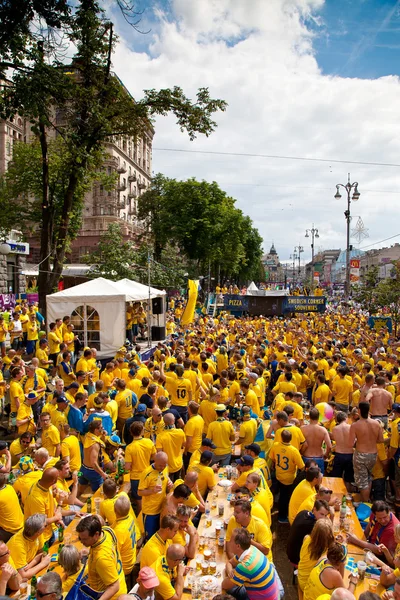 基辅，乌克兰 — — 6 月 15 日： 瑞典和乌克兰球迷抵达 — 图库照片