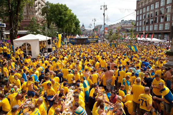 基辅，乌克兰 — — 6 月 15 日： 瑞典和乌克兰球迷抵达 — 图库照片