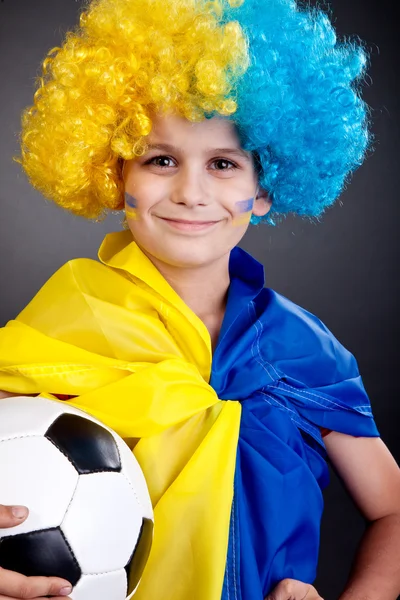 Tifoso di calcio con bandiera ucraina su sfondo nero — Foto Stock