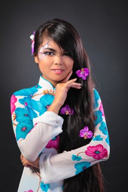 güzel Asyalı kadın ulusal bir elbise giyer