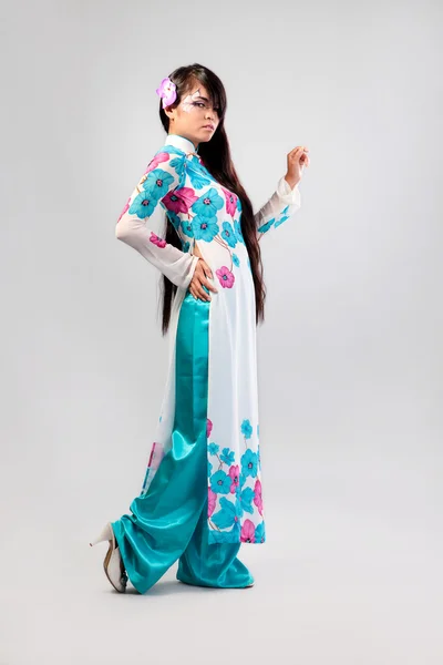 Bella donna asiatica indossa un vestito nazionale — Foto Stock