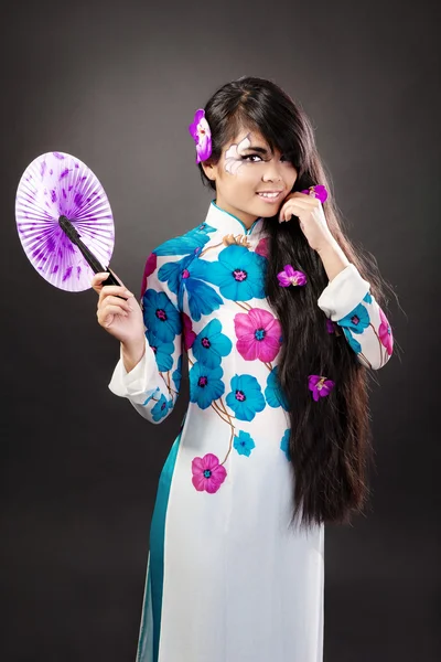 Güzel Asyalı kadın giyer ulusal bir elbise bir fan düzenliyor — Stok fotoğraf